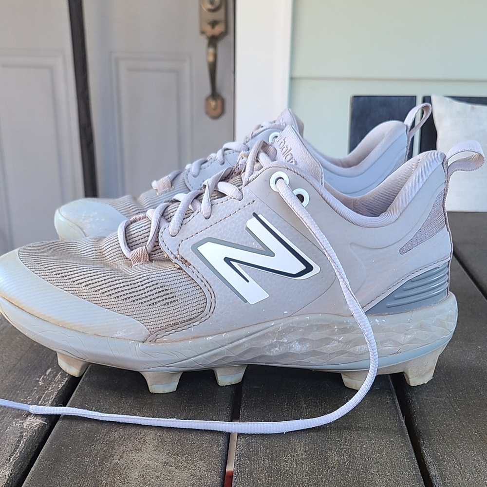 New Balance molded baseball cleats - boys size 7